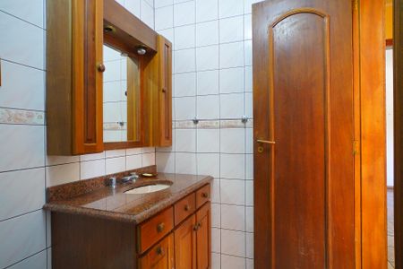 Casa à venda com 240m², 5 quartos e 2 vagasBanheiro da Suíte