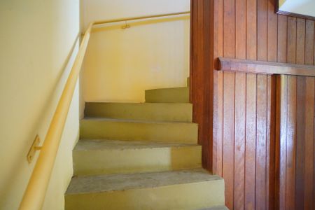 Casa à venda com 240m², 5 quartos e 2 vagasEscada