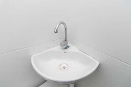 Banheiro Social de kitnet/studio para alugar com 1 quarto, 18m² em Vila Maria Baixa, São Paulo