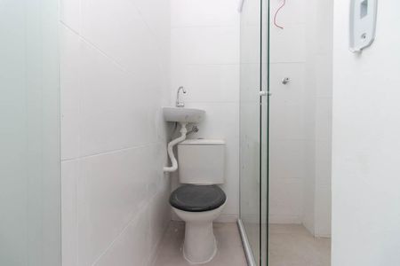 Banheiro de kitnet/studio para alugar com 1 quarto, 18m² em Vila Maria Baixa, São Paulo