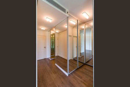 Apartamento à venda com 240m², 2 quartos e 5 vagas Apartamento à venda com 240m², 2 quartos e 5 vagasSuíte