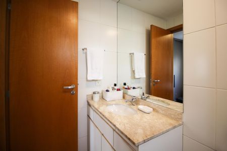Apartamento à venda com 95m², 2 quartos e 2 vagasBanheiro a Suíte 1