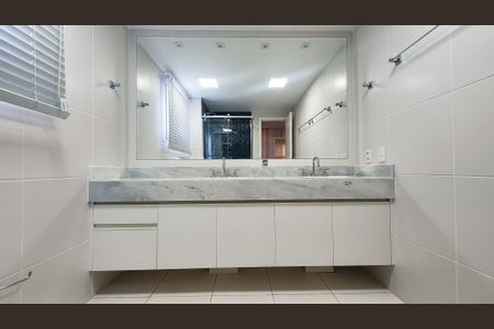 Apartamento à venda com 189m², 3 quartos e 3 vagasBanheiro Suíte Master