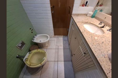 Apartamento à venda com 224m², 3 quartos e 2 vagas Apartamento à venda com 224m², 3 quartos e 2 vagasBanheiro da suíte 2
