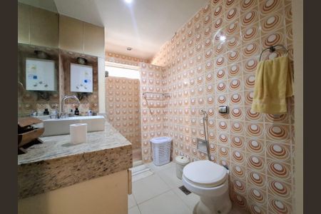 Apartamento à venda com 224m², 3 quartos e 2 vagas Apartamento à venda com 224m², 3 quartos e 2 vagasBanheiro 2
