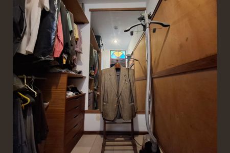 Apartamento à venda com 224m², 3 quartos e 2 vagas Apartamento à venda com 224m², 3 quartos e 2 vagasCloset