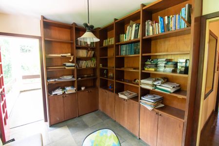 Casa à venda com 381m², 5 quartos e 4 vagas Casa à venda com 381m², 5 quartos e 4 vagasQuarto 1