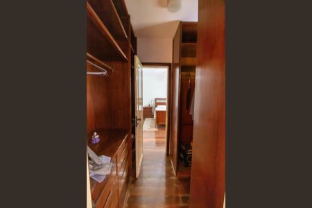 Casa à venda com 381m², 5 quartos e 4 vagas Casa à venda com 381m², 5 quartos e 4 vagasCloset da Suíte 1