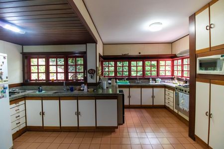 Casa à venda com 381m², 5 quartos e 4 vagas Casa à venda com 381m², 5 quartos e 4 vagasCozinha