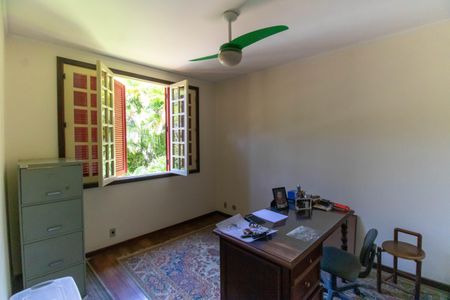 Casa à venda com 381m², 5 quartos e 4 vagas Casa à venda com 381m², 5 quartos e 4 vagasQuarto 3