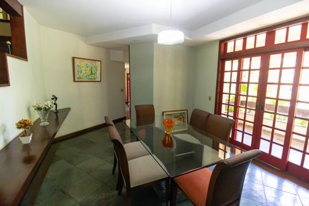 Casa à venda com 381m², 5 quartos e 4 vagas Casa à venda com 381m², 5 quartos e 4 vagasSala de Jantar