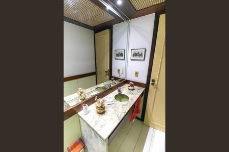 Casa à venda com 381m², 5 quartos e 4 vagas Casa à venda com 381m², 5 quartos e 4 vagasLavabo