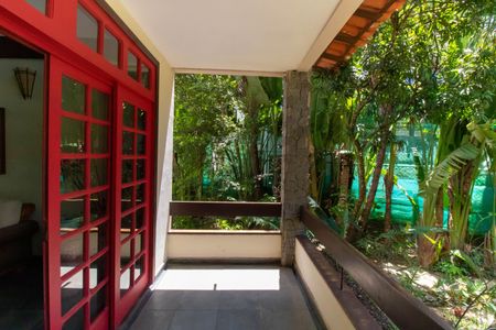 Casa à venda com 381m², 5 quartos e 4 vagas Casa à venda com 381m², 5 quartos e 4 vagasVaranda da Sala