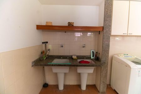 Casa à venda com 381m², 5 quartos e 4 vagas Casa à venda com 381m², 5 quartos e 4 vagasÁrea de Serviço