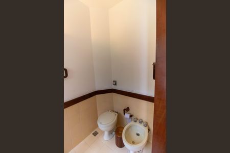 Casa à venda com 381m², 5 quartos e 4 vagas Casa à venda com 381m², 5 quartos e 4 vagasBanheiro da Suíte 1