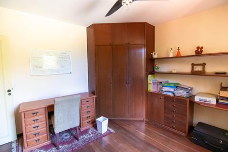 Casa à venda com 381m², 5 quartos e 4 vagas Casa à venda com 381m², 5 quartos e 4 vagasQuarto 2