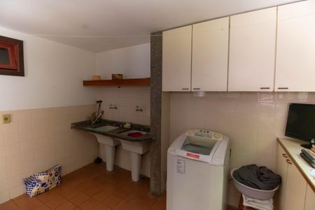 Casa à venda com 381m², 5 quartos e 4 vagas Casa à venda com 381m², 5 quartos e 4 vagasÁrea de Serviço