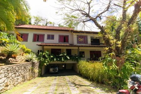 Casa à venda com 381m², 5 quartos e 4 vagas Casa à venda com 381m², 5 quartos e 4 vagasFachada