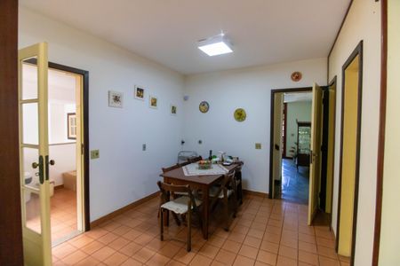 Casa à venda com 381m², 5 quartos e 4 vagas Casa à venda com 381m², 5 quartos e 4 vagasCozinha