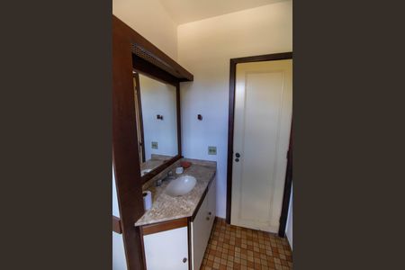 Casa à venda com 381m², 5 quartos e 4 vagas Casa à venda com 381m², 5 quartos e 4 vagasBanheiro Social