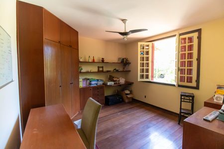 Casa à venda com 381m², 5 quartos e 4 vagas Casa à venda com 381m², 5 quartos e 4 vagasQuarto 2