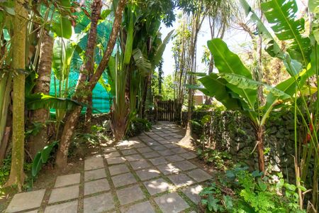 Casa à venda com 381m², 5 quartos e 4 vagas Casa à venda com 381m², 5 quartos e 4 vagasÁrea Externa