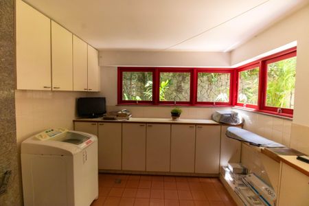 Casa à venda com 381m², 5 quartos e 4 vagas Casa à venda com 381m², 5 quartos e 4 vagasÁrea de Serviço