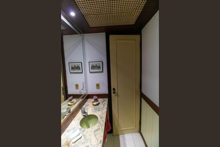 Casa à venda com 381m², 5 quartos e 4 vagas Casa à venda com 381m², 5 quartos e 4 vagasLavabo