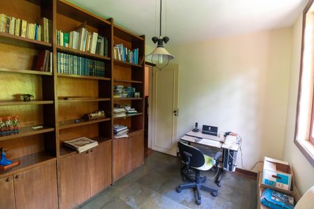 Casa à venda com 381m², 5 quartos e 4 vagas Casa à venda com 381m², 5 quartos e 4 vagasQuarto 1