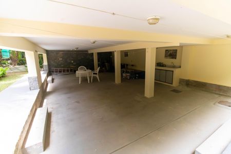 Casa à venda com 381m², 5 quartos e 4 vagas Casa à venda com 381m², 5 quartos e 4 vagasÁrea Externa