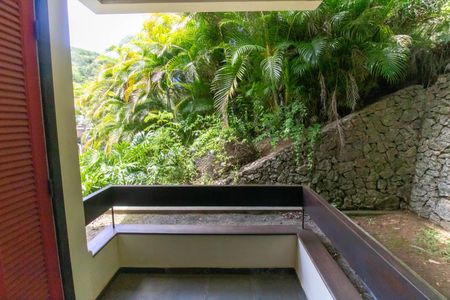 Casa à venda com 381m², 5 quartos e 4 vagas Casa à venda com 381m², 5 quartos e 4 vagasVaranda da Suíte 3