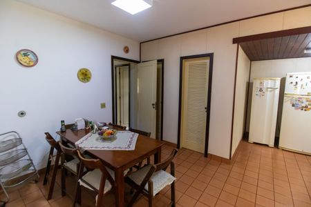 Casa à venda com 381m², 5 quartos e 4 vagas Casa à venda com 381m², 5 quartos e 4 vagasCozinha