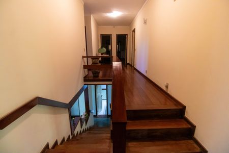 Casa à venda com 381m², 5 quartos e 4 vagas Casa à venda com 381m², 5 quartos e 4 vagasCorredor