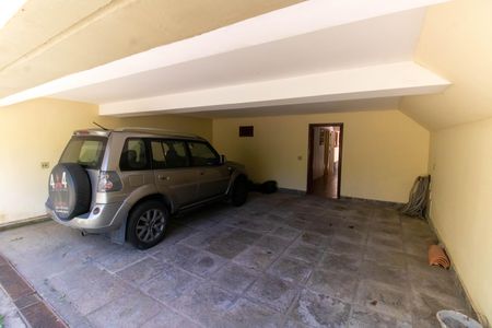 Casa à venda com 381m², 5 quartos e 4 vagas Casa à venda com 381m², 5 quartos e 4 vagasGaragem
