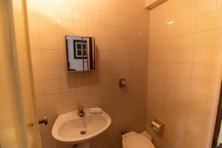 Casa à venda com 381m², 5 quartos e 4 vagas Casa à venda com 381m², 5 quartos e 4 vagasBanheiro de Serviço