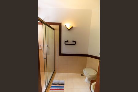 Casa à venda com 381m², 5 quartos e 4 vagas Casa à venda com 381m², 5 quartos e 4 vagasBanheiro da Suíte 1