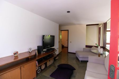 Casa à venda com 381m², 5 quartos e 4 vagas Casa à venda com 381m², 5 quartos e 4 vagasSala de TV