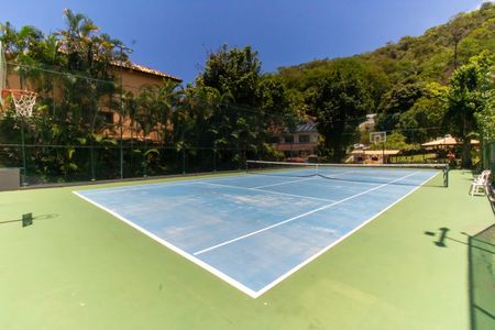 Casa à venda com 381m², 5 quartos e 4 vagas Casa à venda com 381m², 5 quartos e 4 vagasÁrea comum