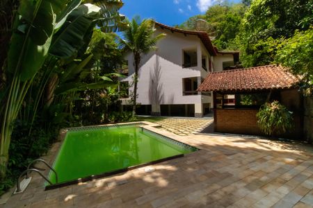 Casa à venda com 381m², 5 quartos e 4 vagas Casa à venda com 381m², 5 quartos e 4 vagasÁrea Externa