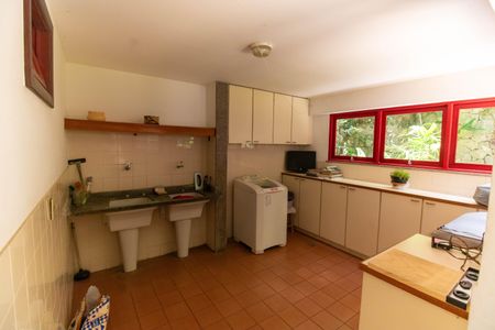 Casa à venda com 381m², 5 quartos e 4 vagas Casa à venda com 381m², 5 quartos e 4 vagasÁrea de Serviço