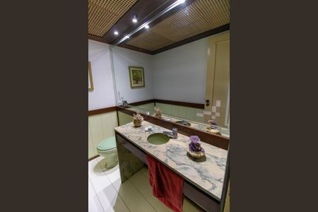 Casa à venda com 381m², 5 quartos e 4 vagas Casa à venda com 381m², 5 quartos e 4 vagasLavabo