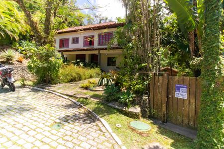 Casa à venda com 381m², 5 quartos e 4 vagas Casa à venda com 381m², 5 quartos e 4 vagasPlaca