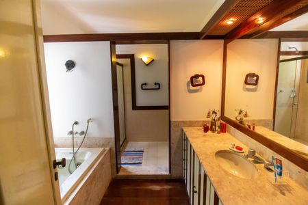 Casa à venda com 381m², 5 quartos e 4 vagas Casa à venda com 381m², 5 quartos e 4 vagasBanheiro da Suíte 1