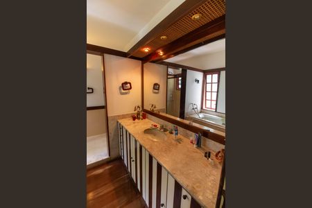 Casa à venda com 381m², 5 quartos e 4 vagas Casa à venda com 381m², 5 quartos e 4 vagasBanheiro da Suíte 1