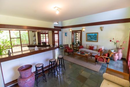 Sala de casa à venda com 5 quartos, 381m² em Piratininga, Niterói