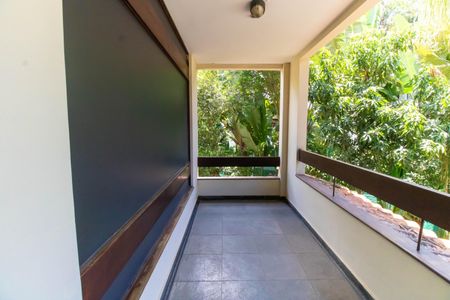 Casa à venda com 381m², 5 quartos e 4 vagas Casa à venda com 381m², 5 quartos e 4 vagasVaranda da Sala de TV