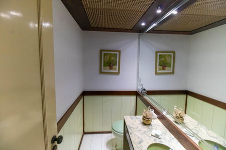 Casa à venda com 381m², 5 quartos e 4 vagas Casa à venda com 381m², 5 quartos e 4 vagasLavabo