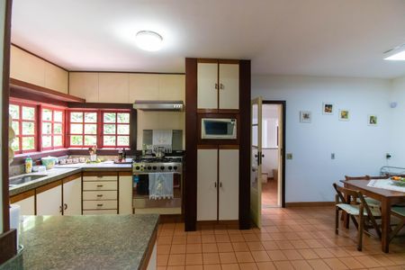 Casa à venda com 381m², 5 quartos e 4 vagas Casa à venda com 381m², 5 quartos e 4 vagasCozinha