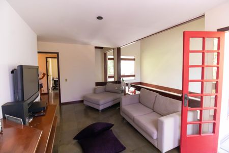 Casa à venda com 381m², 5 quartos e 4 vagas Casa à venda com 381m², 5 quartos e 4 vagasSala de TV