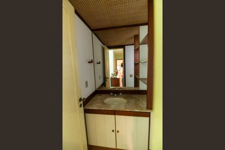 Casa à venda com 381m², 5 quartos e 4 vagas Casa à venda com 381m², 5 quartos e 4 vagasBanheiro da Suíte 2